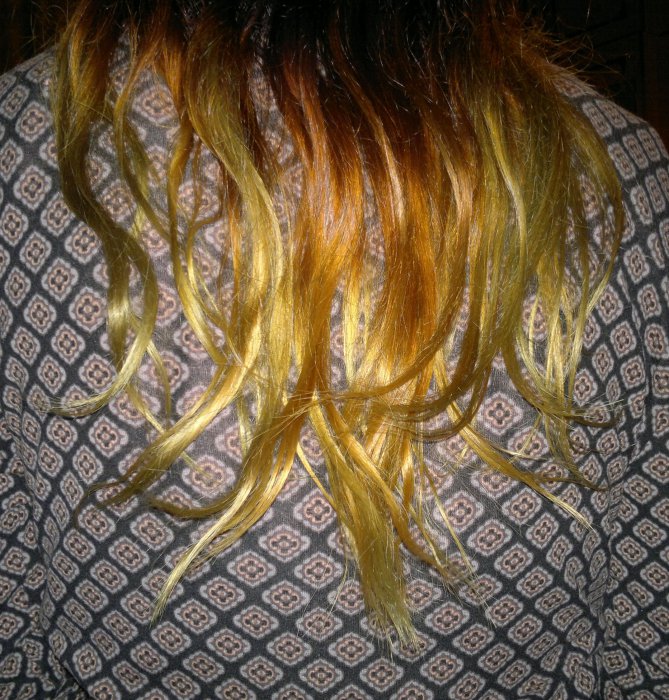 Разрушенные волосы. Жёлтые волосы после осветления. Неудачное осветление волос. Зеленые волосы после осветления. Прожженные волосы желтые концы.